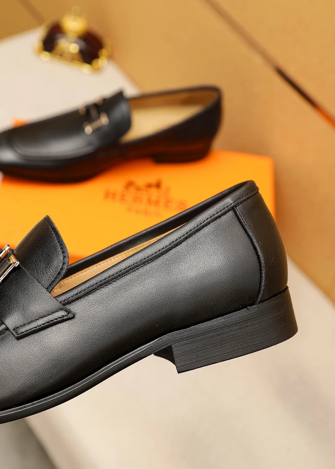 Men's shoes 💰460 💐 Product trademark: HERMES "Hermès" casual leather shoes Regular size: 38-44 (45.46🉑️customized) Product materials: Selected imported first-layer calfskin upper + luxury hardware buckle, imported water-dyed 🐂 cowhide lining. Strong three-dimensional visual effect, combined outsole Color: 2⃣️seed leather materials optional